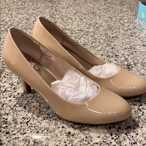 Life Stride Women’s taupe pumps